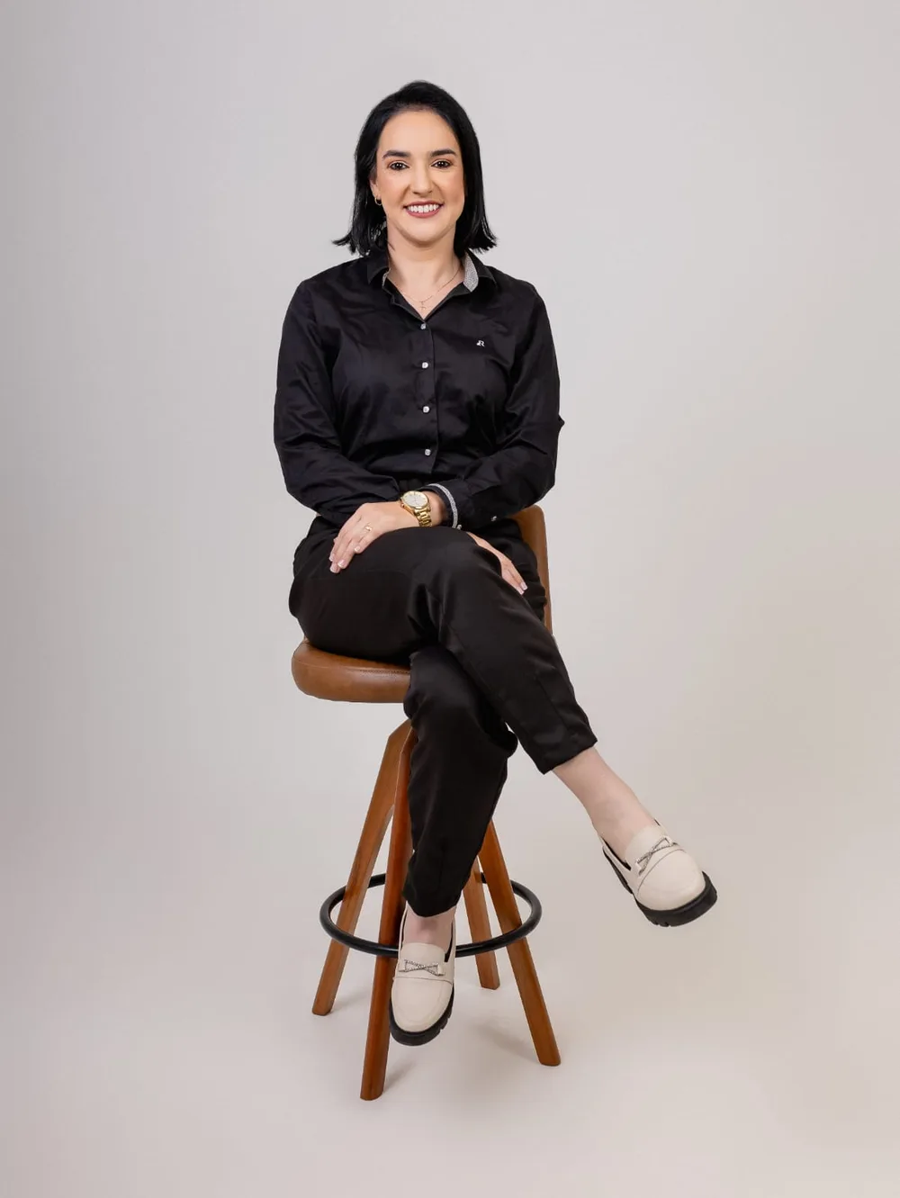 Lenize Varnier Mazolini Guio em retrato profissional sentada